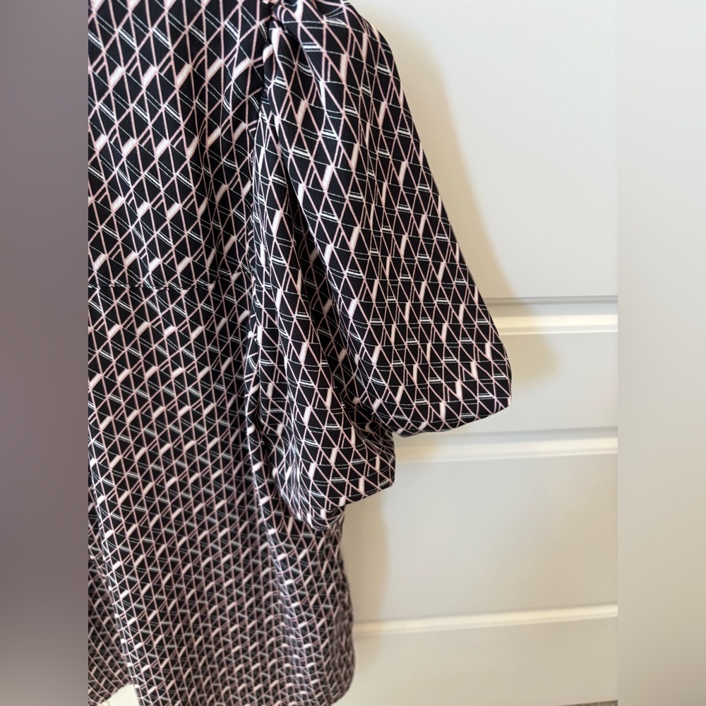 EE:SOME Size Small Top - Picture 2 of 4